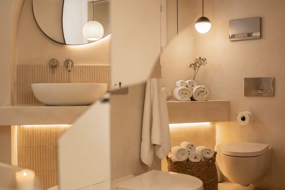 Minimalist Half Bath Ideas | Irregular Rounded Toilet Niche | Small Bathroom Decor